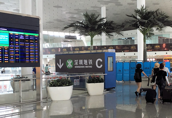 深圳空港の地下鉄11号線（空港線）へのエスカレーター