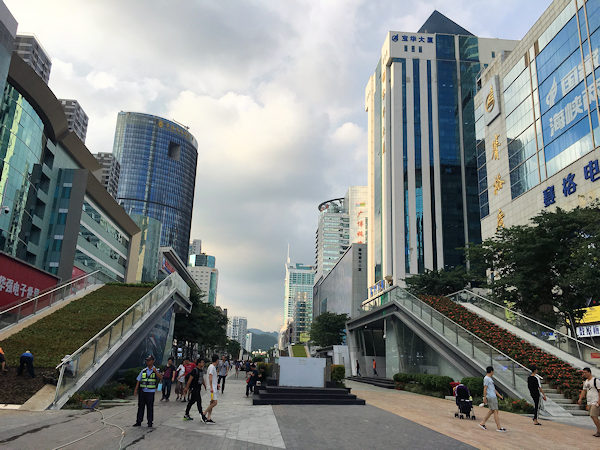 華強北路は深圳の秋葉原