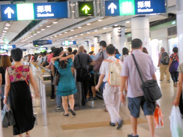 MTR東鉄線羅湖駅でイミグレに向かう人々