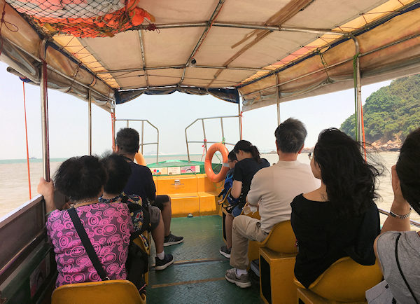 香港大澳のピンクイルカ・ウォッチングツアーのボート