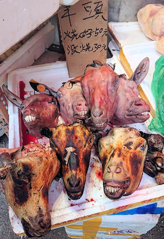 香港・元朗のマーケットで売られている牛の頭