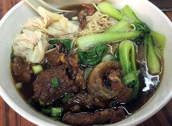 元朗、鄭洪記の牛腩ワンタン麺(香港)
