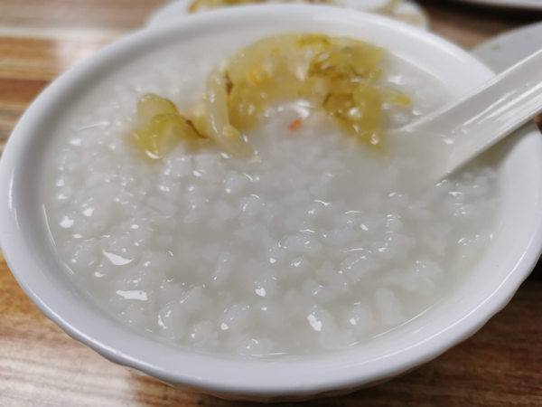 お粥に酸菜を入れた潮州粥