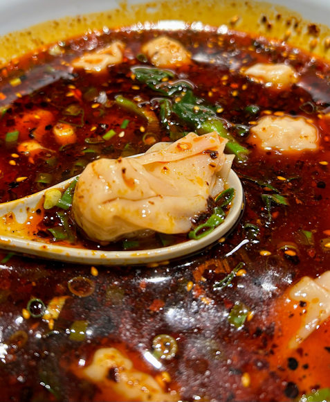 深圳で食べる重慶味の抄手と激辛スープ