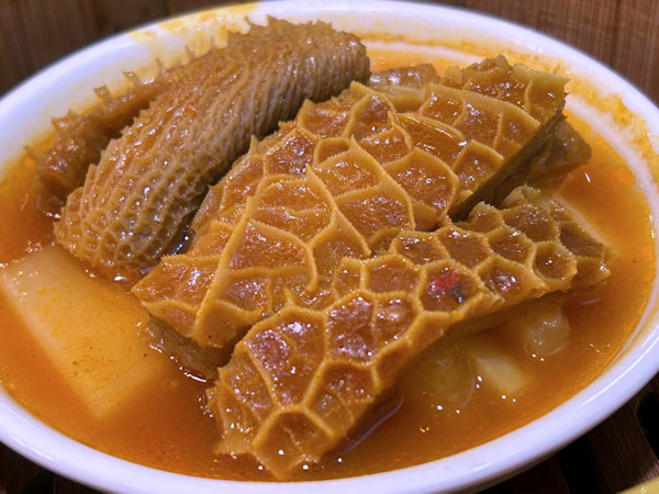 中山市の茶楼、豊圓軒で飲茶（ハチノスカレー味）