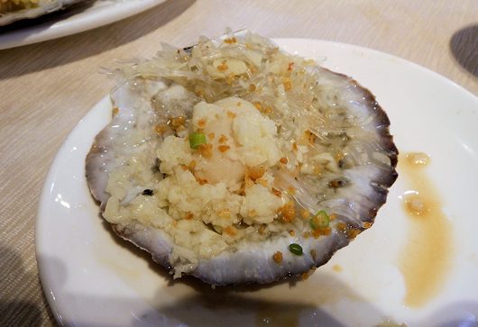 広東料理の蒜蓉粉糸扇貝（ホタテと春雨のニンニク蒸し）