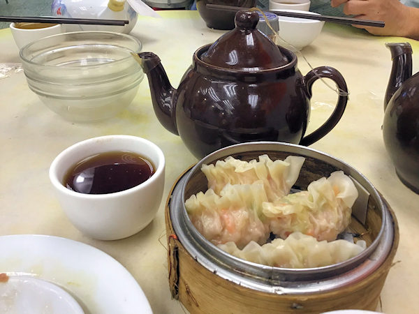 香港の茶楼で朝茶（荃湾）