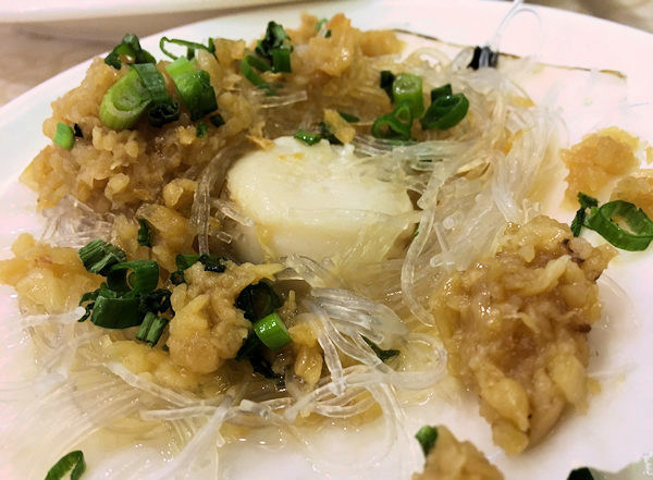 ホタテと春雨のニンニク蒸し（蒜蓉粉絲蒸扇貝）は香港海鮮の定番