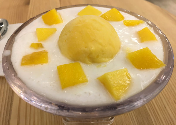 アイスクリーム入りのマンゴーのスイーツ（香港・許留山）
