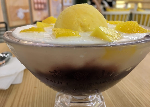 アイスクリーム入りのマンゴーのスイーツ（香港・許留山）
