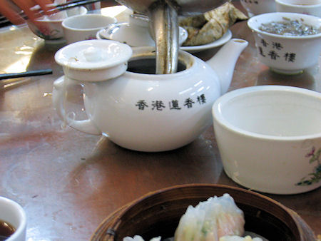 ふたをずらせばお湯追加のサイン、香港蓮香楼