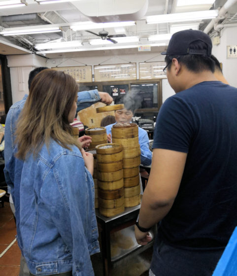 香港の蓮香茶室（旧蓮香楼）点心のワゴン