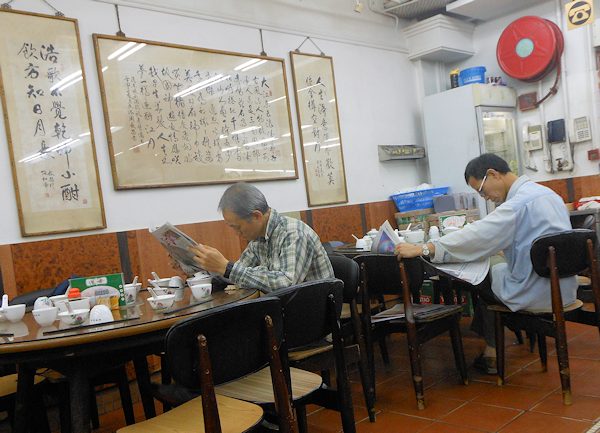 朝６時の香港蓮香楼、お客さんは香港人