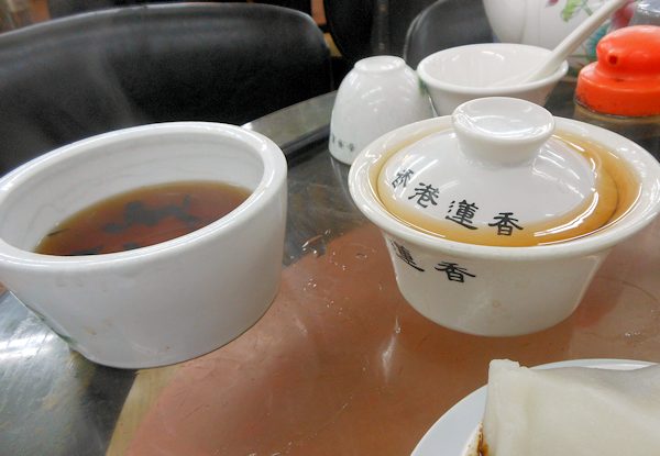 香港蓮香楼、一人飲茶の場合はお椀で茶を淹れます