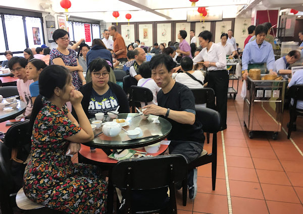 ワゴン式飲茶の蓮香居3階（香港）