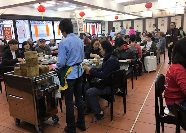 ワゴン式飲茶の蓮香居3階（香港上環）