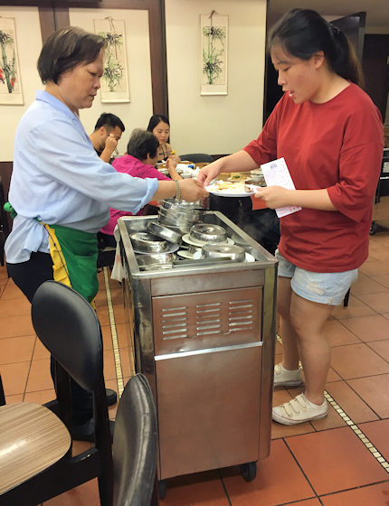 ワゴン式飲茶なら香港上環の蓮香居