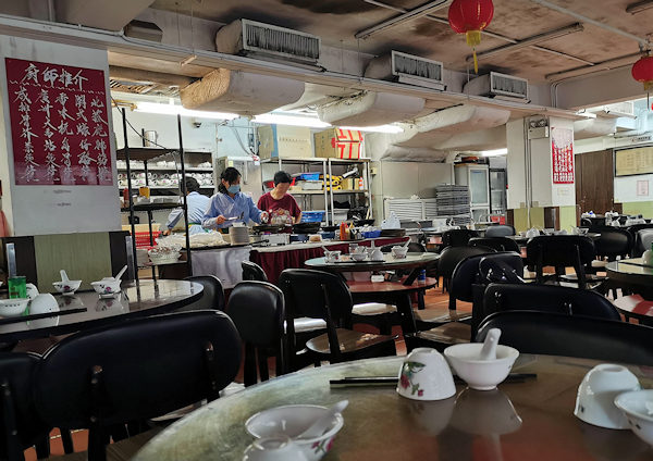 香港・蓮香居三階は朝八時開店