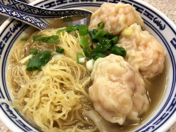 沾仔記のエビ雲呑麺（香港）