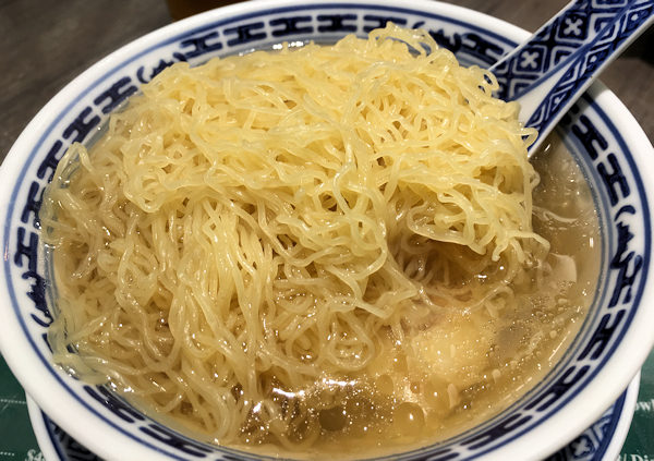 マックズ・ワンタンメン・ショップのエビワンタン麺