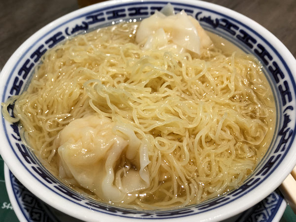 マックズ・ワンタンメン・ショップのエビワンタン麺