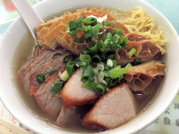 叉焼麺のハチノス乗せ（香港・英記麺家）