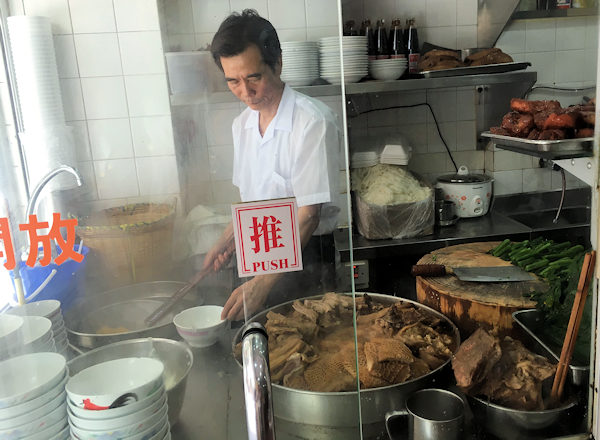 ミシュランのラーメン屋、香港・英記麺家の厨房