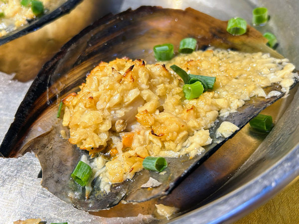 ヒオオギガイのニンニク蒸し（広東省江門市）