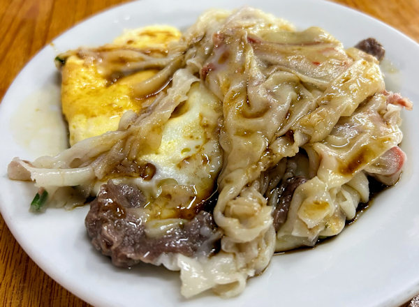 河記腸粉店のチャーシュー玉子腸粉（江門三十三墟街）