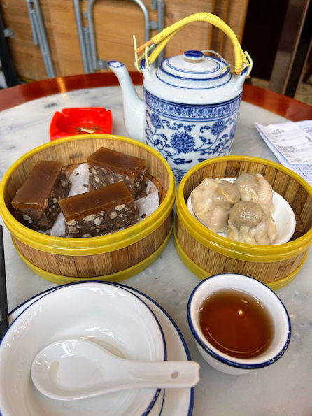 民国茶楼での飲茶風景（江門三十三墟街）