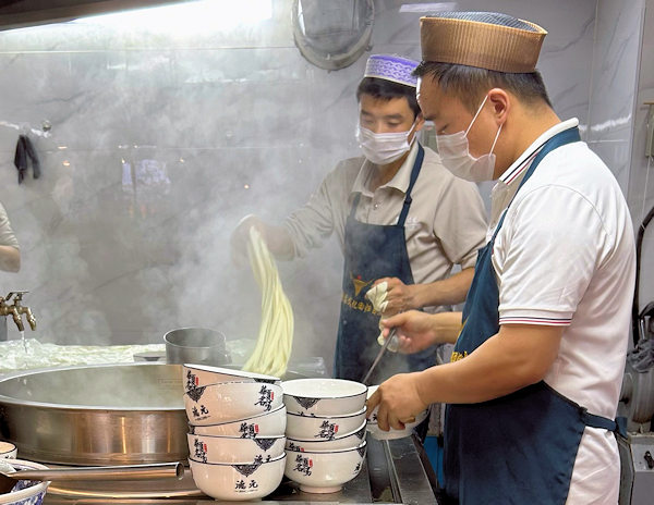 徳元蘭州牛肉麺の調理場風景（深圳）