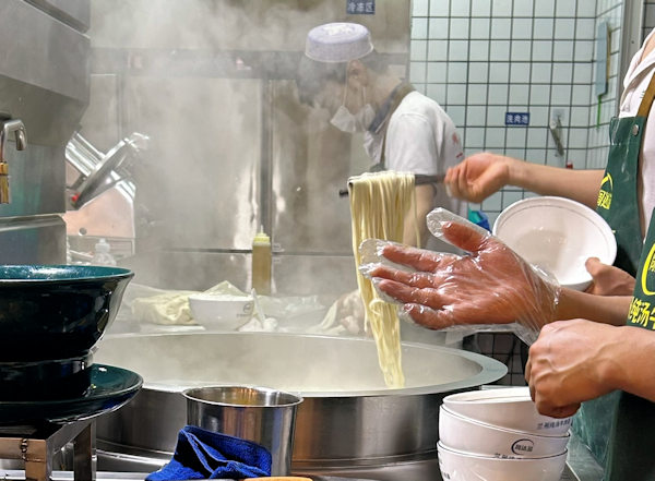 深圳・馬子禄牛肉麺店内