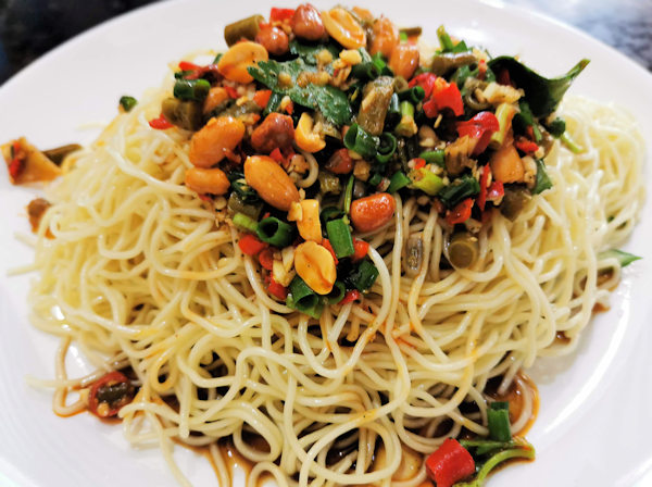 蘭州牛肉麺店で食べる拌面（混ぜそば）