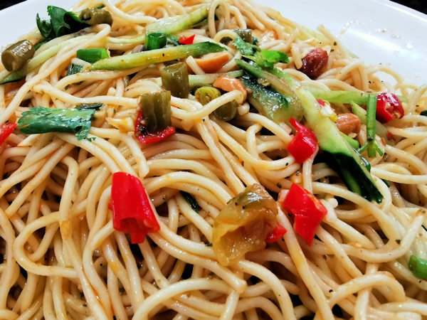 蘭州牛肉麺店で食べる拌面（混ぜそば）