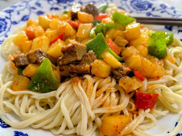 深圳の蘭州牛肉麺店で食べる拌面（混ぜそば）