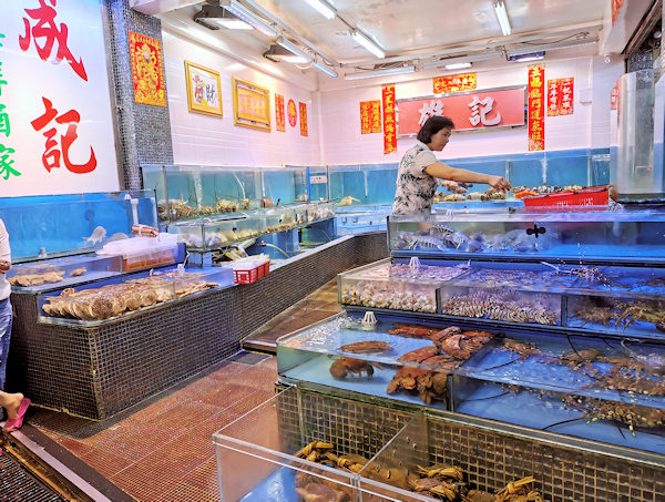 香港、流浮山の魚屋でシーフードを買う