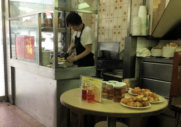 香港の彌敦粥麺家店内