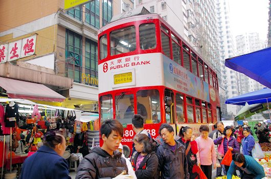 香港北角・春秧街の市場を走るトラム