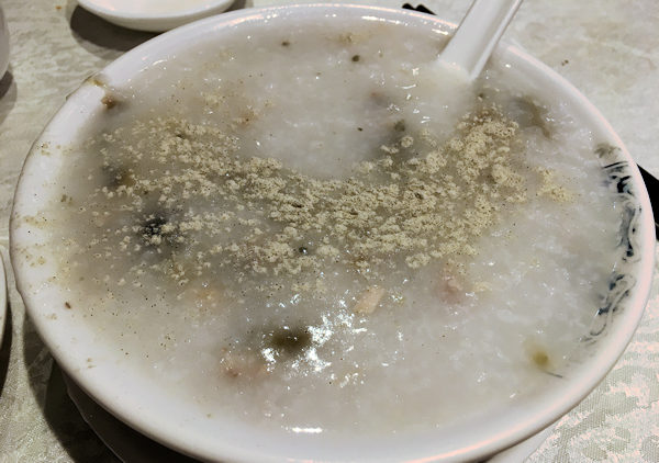 香港北角、誉宴の皮蛋痩肉粥