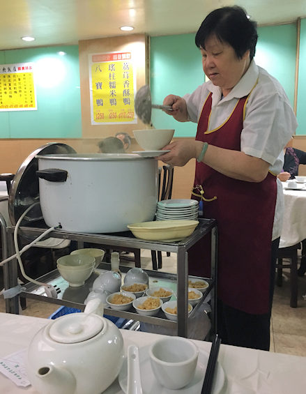香港・深水埗、中央飯店のワゴン式飲茶