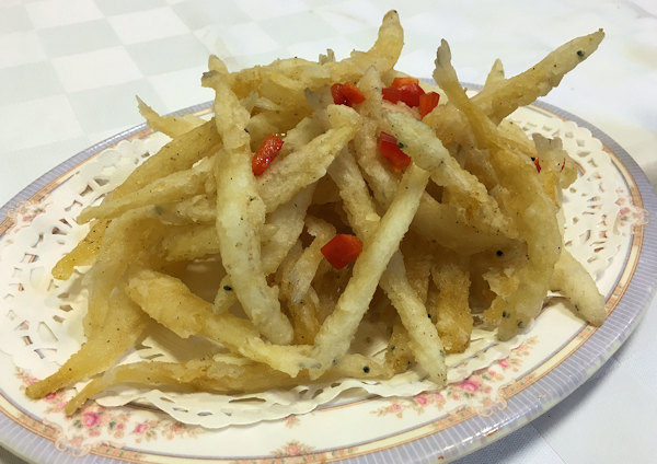 白魚の塩コショウ揚げ（椒鹽白飯魚）