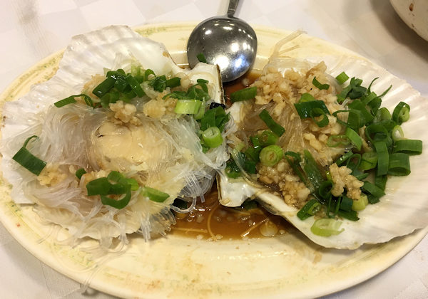 香港、金山海鮮酒家の蒜蓉粉絲蒸扇貝（ホタテと春雨のニンニク蒸し）