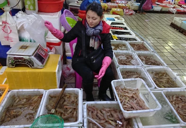 市場でシーフードを買って安くて美味しい海鮮料理