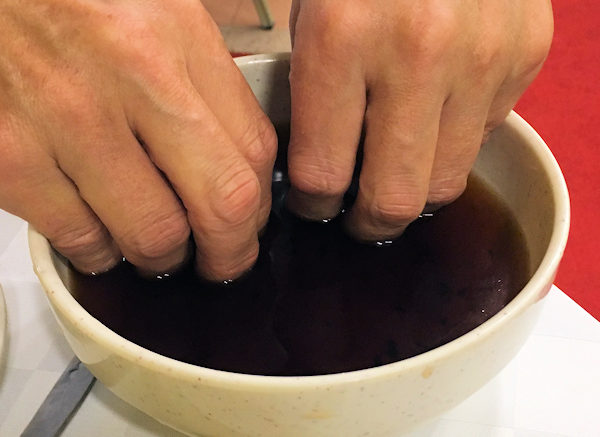 シーフードレストランではお茶で手を洗う（香港・金山海鮮酒家）