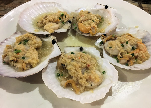 香港で食べるホタテ貝と春雨のニンニク蒸し（蒜蓉粉絲蒸扇貝）