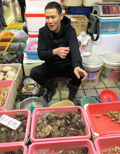 深圳の市場で海鮮料理