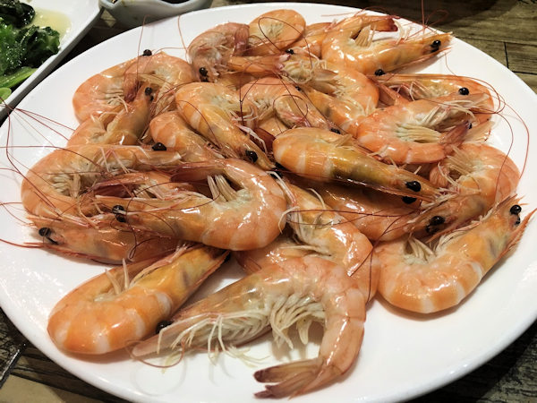 白灼蝦（茹でエビ）（深圳の市場で海鮮料理）