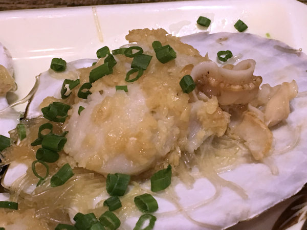ホタテと春雨のニンニク蒸し（深圳の市場で海鮮料理）