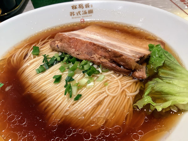 松鶴楼蘇式湯麺の紅湯焖肉麺