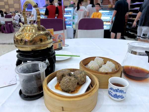 順徳・堅記酒家（牛肉球、潮州粉果と普洱茶）